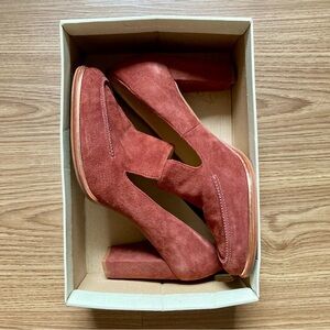 Clark’s NWT Brown Suede Heeled Loafers